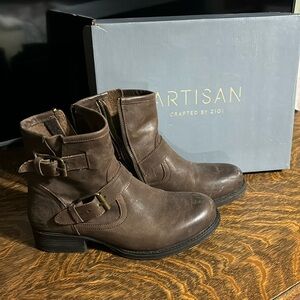 Artisan leather bootie. Zigi Soho. 9M. Natural leather wear. Good condition. Brn